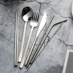 House Of Husk Reisbestek - Reis Bestekset - Chopsticks - Metalen Rietjes Met Borstel - Lepel - Vaatwasserbestendig - RVS - 7 Delig - Zilver -Camping Korting 1200x1200 572