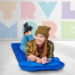 TRVLMORE Slaapmat - Zelfopblazend - 1 Persoons - Ingebouwde Pomp En Kussen - Blauw -Camping Korting 1200x1200 698