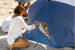 Sport-Brella - Premiere Strandtent - Windscherm - Tochtscherm - Tochtscherm - Stormparaplu - Zonnescherml - Blauw -Camping Korting 1200x795 4